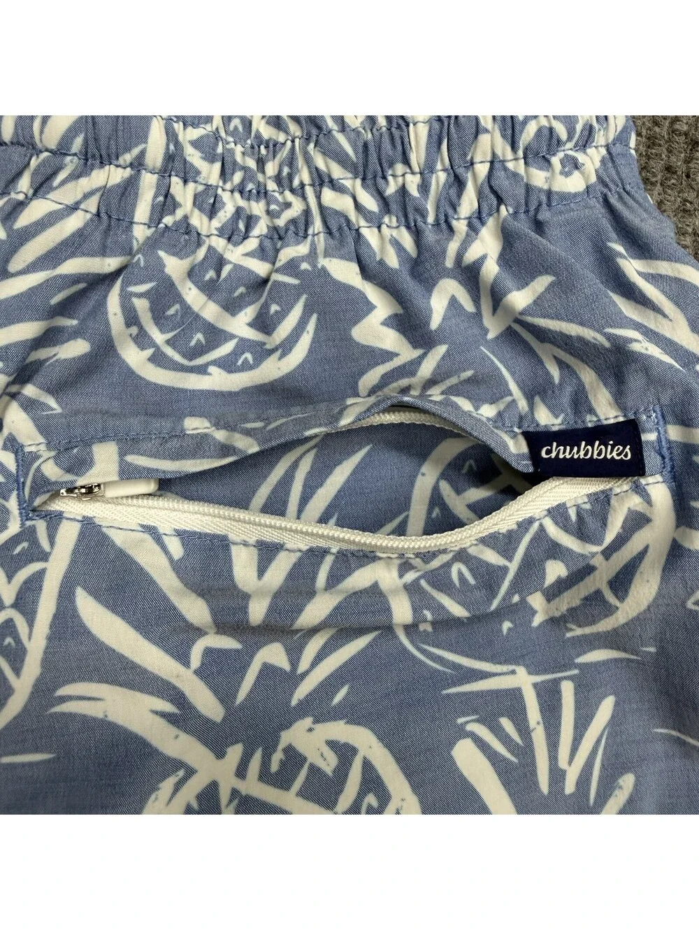 Chubbies Shorts Mens M Blue White Pineapple Beach AOP Lined Swim Trunks Pockets